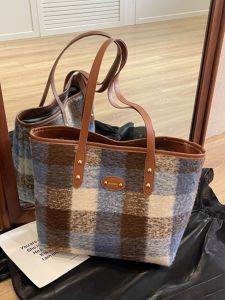 กระเป๋าถือผ้าขนสัตว์ทรงสี่เหลี่ยมลายสก็อตขนาดใหญ่ กระเป๋าสะพายไหล่ผู้หญิง 2024 กระเป๋าถือแบบมีซิปปิด กระเป๋าสะพายไหล่แบบลำลอง