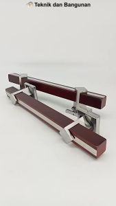 Handel Pintu Rumah Pull Handle Tarikan Pintu Mahoni 33cm MU0110\\n\\n Apa Itu Handel Pintu Rumah?\\nHandel pintu rumah adalah aksesoris pintu yang digunakan untuk membuka dan menutup pintu. Biasanya, handel pintu terbuat dari bahan seperti logam, kayu, atau plastik dan memiliki berbagai desain dan bentuk yang berbeda.\\n\\n Fungsi Utama Handel Pintu\\nFungsi utama handel pintu adalah membantu pengguna membuka dan menutup pintu dengan mudah dan nyaman. Selain itu, handel pintu juga dapat memberikan nilai estetika pada desain interior rumah Anda.\\n\\n Jenis-Jenis Handel Pintu\\nAda beberapa jenis handel pintu yang dapat dipilih sesuai dengan kebutuhan dan preferensi Anda, antara lain:\\n\\n- Handle pintu berputar\\n- Handle pintu tarik\\n- Handle pintu geser\\n\\n Mengapa Memilih Tarikan Pintu Mahoni 33cm MU0110?\\nTarikan pintu mahoni 33cm MU0110 adalah pilihan yang tepat untuk Anda yang mencari handel pintu yang kuat, tahan lama, dan berdesain modern.\\n\\n Keunggulan Material Mahoni\\nMahoni adalah kayu berkualitas tinggi yang tahan lama dan kuat. Dengan menggunakan tarikan pintu mahoni 33cm MU0110, Anda dapat yakin bahwa handel pintu Anda akan bertahan lama dan tetap terlihat cantik.\\n\\n Desain Pintu Modern\\nTarikan pintu mahoni 33cm MU0110 memiliki desain modern yang cocok untuk rumah Anda. Dengan desain minimalis dan elegan, handel pintu ini akan memberikan nilai estetika pada pintu Anda.\\n\\n Cara Memilih & Menginstal Handel Pintu Rumah\\nMemilih dan menginstal handel pintu rumah yang tepat dapat mempengaruhi kenyamanan dan keamanan Anda. Berikut adalah beberapa pertimbangan yang perlu Anda perhatikan:\\n\\n Pertimbangan Ukuran & Warna\\nPastikan ukuran dan warna handel pintu sesuai dengan pintu dan desain interior rumah Anda. Tarikan pintu mahoni 33cm MU0110 tersedia dalam berbagai ukuran dan warna yang dapat disesuaikan dengan kebutuhan Anda.\\n\\n Tips Instalasi Tarikan Pintu Mahoni 33cm MU0110\\nBerikut adalah beberapa tips instalasi tarikan pintu mahoni 33cm MU0110:\\n\\n- Pastikan pintu Anda sudah siap untuk dipasang handel pintu.\\n- Gunakan alat yang tepat untuk menginstal handel pintu.\\n- Ikuti petunjuk instalasi yang disertakan dengan produk.\\n\\nDengan mengikuti tips di atas, Anda dapat memastikan bahwa tarikan pintu mahoni 33cm MU0110 dipasang dengan benar dan aman.\"