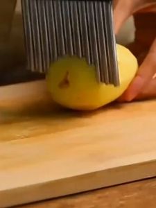 Crinkle Cutter: A Versatile Kitchen Tool for Restaurants