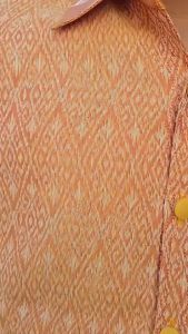 เสื้อซาฟารีชาย อัดกาวทั้งตัว ผ้าไทย ฝ้ายเเต่งลาย ผ้าทอ กระเป๋าอก 1 ใบ ล้วงข้าง 2 ใบ ใส่ทำงาน ใส่เป็นทีม สีเหลือง พี่พิมพ์ ผ้าไทย