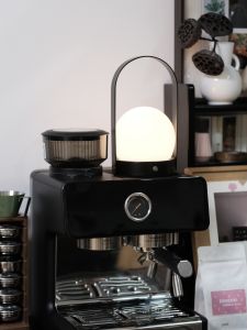 โคมไฟตั้งโต๊ะแบบพกพาสำหรับกลางแจ้ง โคมไฟติดเตียง โคมไฟ LED แบบชาร์จไฟได้ สำหรับการเดินทาง ห้องนอน ร้านกาแฟ สไตล์โมเดิร์นหลังบ้าน