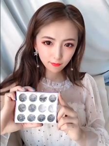 สติ๊กเกอร์ติดตกแต่งหน้ากากเพชรแบบชั่วคราว สีแปรงจะไม่ตรงตามรูปค่ะ