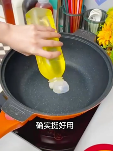 Kitchen Squeeze Oil Bottle Dispenser 300ml/500ml Food-grade PP Condiment Squeeze Bottles