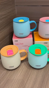 TYESO แก้วกาแฟสแตนเลส 304 แบบใหม่พร้อมซับในเซรามิก แก้วกาแฟตั้งโต๊ะ แก้วสำนักงาน พร้อมหูจับ ฝาปิด แก้วน้ำพกพา 355ml