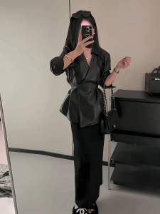 เสื้อแจ็คเก็ตหนังคอวีแฟชั่นสำหรับผู้หญิง ดีไซน์ฝรั่งเศส ทรงเข้ารูป แขนยาว ฤดูใบไม้ผลิ 2025 ใหม่ เสื้อผ้าทำงาน