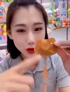 จุกนมหลอกซิลิโคนสำหรับเด็ก 0-24 เดือน ปลอดภัย BPA-Free พร้อมกล่องและสาย ดีไซน์กลางวัน/กลางคืน