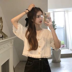 IELGY เสื้อเชิ้ตทรงหลวมสไตล์เกาหลีเชิ้ตแขนสั้นคอวีลายฉลุลายดอกไม้