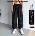 Quần dù unisex,thiết kế túi hộp có dây rút ống. 