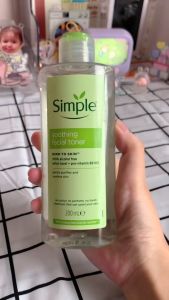 Toner nước hoa hồng Simple làm dịu da cấp ẩm Kind to Skin Soothing Facial 200ml chính hãng