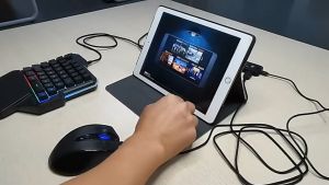 MEIYING คีย์บอร์ดเกมมิ่ง คีย์บอร์ดมือถือ Gaming Keyboard คีย์บอดร์ดไร้สาย พร้อมเมาส์และอุปกรณ์เชื่อมต่อ คีย์บอร์ดมือเดียว เหมาะสำหรับเล่นเกม ต่อโทรศัพท์มือถือเหมาะสำหรับเล่นเกม Pubg freefire เชื่อมbluetooth5.0 รุ่น รองรับทั้ง Android และ iOS คีย์บอร์ดสั้น