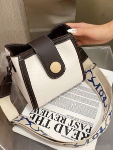 กระเป๋าสะพายข้างหนัง PU ทรงสี่เหลี่ยมเล็กสำหรับผู้หญิง สายกว้าง กระเป๋าใส่โทรศัพท์มือถือ แฟชั่นฤดูใบไม้ร่วง 2020