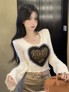 GUZILIAN | เสื้อสเวตเตอร์คอวีแขนยาวทรงเข้ารูปสไตล์เกาหลีสำหรับผู้หญิงในฤดูหนาว ดีไซน์ลายเสือดาวรูปหัวใจสีขาว ผ้าปะติด ผ้าไหมนุ่ม คอวี