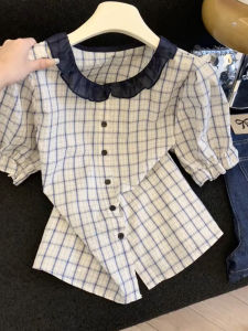 เสื้อเชิ้ตแขนสั้นคอตุ๊กตาสไตล์ย้อนยุคสำหรับผู้หญิงในช่วงฤดูร้อน ดีไซน์กระชับสัดส่วน ดีไซน์ฝรั่งเศส ขอบลูกไม้ ผ้าโพลีเอสเตอร์ ระบายอากาศได้ดี