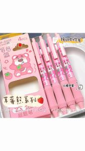 Stationery Sparkel เซ็ตปากกาเนตรอลล์ที่มีลายการ์ตูนน่ารัก 4 ชิ้น ที่มีจับที่นุ่มนวล มีหมึกเจลปากกาเนตรอลล์สีดำที่น่ารักที่สุด หนึ่งกล่องมี 4 ชิ้น เป็นเครื่องเขียนที่เหมาะสมสำหรับนักเรียนที่น่ารักมากๆ A016