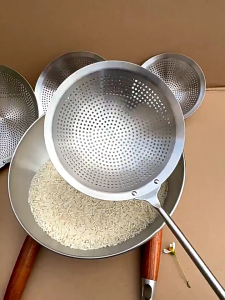 3S304 Stainless Steel Strainer Spoon - Wooden Handle - Quick Water Draining - Multifunctional - Kitchen Utensil - Oil Sprayer & Sauce Dispenser