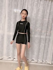 พร้อมส่งจากไทย ชุดว่ายน้ำเด็กแบบแขนยาว ป้องกันแสงแดด แบบกระโปรงและแบบกางเกง สำหรับเด็กโต