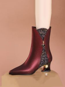 รองเท้าบูทสั้นหนังแท้สำหรับผู้หญิง ส้นสูงปานกลาง หัวแหลม ด้านข้างเปิด ฤดูใบไม้ร่วง 2024 รองเท้าบูทแฟชั่นสีแดงเข้ม