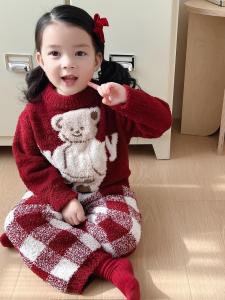 ชุดนอนผ้าฟลานเนลสีแดง ชุดนอนฤดูหนาวสำหรับเด็กและคุณพ่อแม่ ชุดนอนบ้าน ผ้าฝ้ายผสมโพลีเอสเตอร์ ปกติ คอกลม แขนยาว ความหนาปกติ