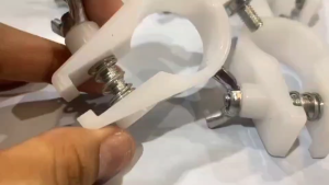 ตัวล็อคก้านมีหู ตัวล็อคแขนเครื่องตัดหญ้า  สีขาว ตัวล็อคก้านเครื่องตัดหญ้าสะพายบ่า