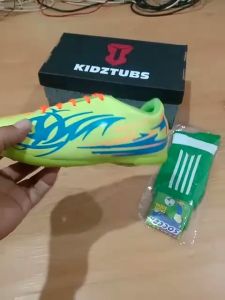 KIDZTUBS Sepatu Futsal Anak Paket Komplit Sepatu Futsal Tas Skin Deker Kaos Kaki Usia 6-10 Tahun Size 28 29 30 31 32 33 34 35 36 37 KDZ1007122624