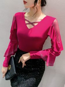 เสื้อยืดแขนยาวคอวีสไตล์เกาหลี ทรงเข้ารูป ผ้าตาข่ายโปร่ง ประดับเพชร แฟชั่นฤดูใบไม้ผลิ 2024 เสื้อผ้าทำงานสำหรับผู้หญิง