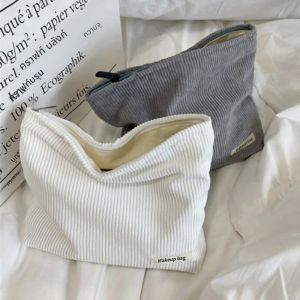 กระเป๋าเครื่องสำอางแบบพกพา ผ้าลูกฟูก ขนาดใหญ่ ความจุเยอะ 多功能 สำหรับผู้หญิง แบบมีซิป ใส่ลิปสติก ที่ชาร์จ จัดเก็บเครื่องสำอาง กระเป๋าใส่อุปกรณ์อาบน้ำ