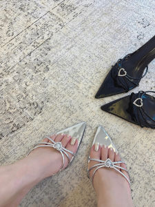 รองเท้าแตะส้นสูงสีเงินแหลม ผู้หญิง ฤดูร้อน 2024 แฟชั่น Rhinestone Heart Detail Thin สายคล้อง สิทธิบัตรเปิดนิ้วเท้า หนัง รองเท้า