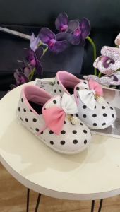Sepatu bayi perempuan slip on polkadot