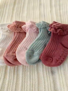 ถุงเท้าเด็กกันลื่น ข้อยาว ขอบระบายลูกไม้ ผ้าฝ้ายเนื้อนุ่ม ใส่สบาย 1 แพ็ค 5 คู่ คละสีพาสเทล (S.7–10 ซม. 0–1 ปี / L.11–14 ซม. 3–5 ปี) [พร้อมส่ง]