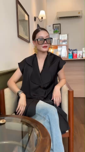 เสื้อตัวเก๋ โดดเด่นที่คอปกแต่งCurveหยัก แพทเทรินทรงเก๋ใส่ง่าย ใส่ได้บ่อย ด้านข้างชายยาวเลยลงมา มีกระดุมเปิดปิดได้ด้านหน้า1เม็ด พร้อมเข็มกลัดทรงกลมใหญ่สีทองเพิ่มความเก๋ เนื้อผ้าซาตินพรีเมี่ยม สวยเก๋ทุกสี…!! ✔️พร้อมเข็มกลัด 🌈3สี : ขาว ม่วง ดำ 🔘Size det