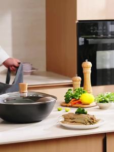 Midea | Non-stick Uncoated Cast Iron Frying Pan
