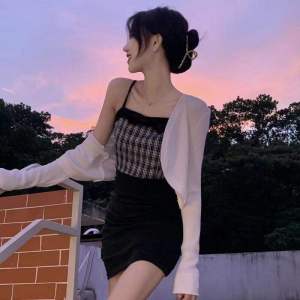 เสื้อคลุมแบบบางผ้าไอซ์ซิลค์เสื้อคลุมไหล่ตัวเล็กฮิตในช่วงฤดูร้อนสำหรับผู้หญิงเสื้อคลุมใส่ด้านนอกแบบสั้นแขนยาวเสื้อคาร์ดิแกนกันแดดแบบถักเสื้อท่อนบน