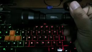 PENGIRIMAN CEPAT TaffLED Paket Senter LED Cree Q5 + 1xBaterai + Charger + Box C8 / senter terang jarak jauh led zoom 4000 lumens tahan lama 24 jam buat berburu malam camping jombo cas anti air super besar baterai