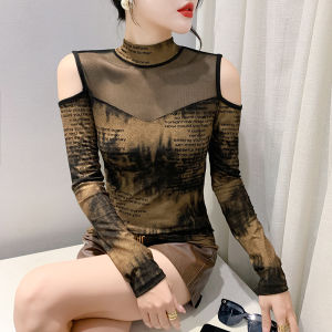 YIMEI 2023 เสื้อยืดแฟชั่นเปิดไหล่สำหรับผู้หญิงใหม่ ผิวหนึ่งในปัง เสื้อเปิดไหล่เว้าช่วยเห็นถุงแฟชั่นลายพิมพ์แขนยาว ร่วมกับฤดูใบไม้ร่วงเข้ารูปพอดี สำหรับฤดูใบไม้ร่วง การเข้ารูปพอดีเกาหลี