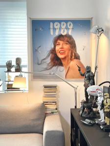 Poster Tấm Lót Giường Tấm Lót Tường Phong Cách Hiện Đại Tối Giản Mềm Mại Hình Ảnh Người Gala Taylor Swift Bức Tranh Tường Trang Trí Phòng Ngủ