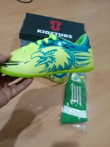 KIDZTUBS Sepatu Futsal Anak Paket Komplit Sepatu Futsal Tas Skin Deker Kaos Kaki Usia 6-10 Tahun Size 28 29 30 31 32 33 34 35 36 37 KDZ1435011825