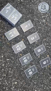 (สีดำ) ชุดเลขโต๊ะ "คิว" ชุดเลข 1-20 🏷️ ป้ายพลาสวูด 3 มิล ติดสติ๊กเกอร์ 6x9.4 cm