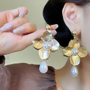 Romantic French Vintage Metal Petal Pearl Earrings Niche Design High-End Feeling Ear Cuffs No Piercing Required Fashion Jewelry