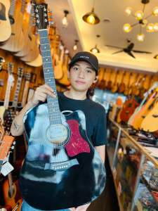 กีต้าร์โปร่งMartinlee รุ่นMl-511 งานสวยในราคาเบาๆเสียงกังวาลมากค่ะมีทั้งงานเคลือบเงาและงานไม้ด้านซาติน set up ให้เล่นง่ายง่ายก่อนส่งทุกตัว