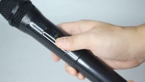 ไมโครโฟนไร้สาย ไมโครโฟนแบบใช้มือถือ 2 ตัว ระยะรับสัญญาณ 100 เมตร UHF FM ห่วงชาร์จใหม่ได้ การรบกวนฟรี การแสดงบนเวทีวงดนตรี KTV โดยใช้ไมโครโฟนไร้สาย ไมโครโฟนไร้สายราคาถูก ไมโครโฟนลอยเสียงดี ไมโครโฟนราคา เพลาไมโครโฟน HD