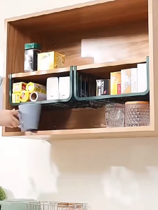 43X68CM ชั้นวางของในครัว ตะกร้าเหล็กแขวนกับชั้น ติดใต้ตู้ ชั้นในแบ่งส่วน ชั้นเก็บของ ตะขอแขวน หลายฟังก์ชัน ชั้นเก็บของในครัว