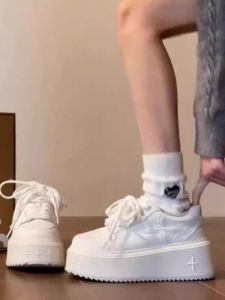 รองเท้าผ้าใบสีขาวหนังแท้พื้นหนาสำหรับผู้หญิง ฤดูใบไม้ผลิ 2025 รองเท้าลำลองแบบสวมสไตล์สปอร์ตแบบลำลองสำหรับผู้หญิง รองเท้าผ้าใบสีขาวแบบสวม