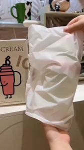 แก้วน้ำ ICE CREAM แก้วน้ำแฟชั่น 1300ml.แก้วน้ำมีฝาปิด พร้อมที่จับและหลอดดูด มีตัวกรองชาด้านใน กระบอกน้ำ ขวดน้ำไม่เก็บอุณหภูมิ