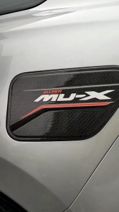 ISUZU MU-X ครอบฝาถัง กันรอยฝาถัง ISUZU MU X - 21-26 งานเคฟล่า ดำเงา ดำด้าน โลโก้ RS โลโก้ MU X งานสะท้อนแสง มีขอบกาว 3 M พร้อมติดตั้ง งานฝีมือคนไทย