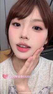AZTK | Son Bóng Dưỡng Môi Lâu Trôi Chống Trơn Trượt