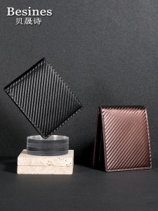 กระเป๋าสตางค์ใบสั้นผู้ชาย 2024 รุ่นใหม่แบบบูรณาการธุรกิจหลายการ์ดความจุขนาดใหญ่ หนัง กระเป๋าสตางค์ลายคาร์บอนไฟเบอร์แฟชั่นเยาวชน