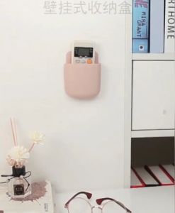 เที่ยวกับกล่องเก็บรีโมท รีโมทติดผนัง รีโมทคอนโทรล ช่องด้านล่างสำหรับชาร์จแบตมือถือ เสริมสร้างความสวยใส ติดถูกแค่ลอกแผ่นกาว และที่สุด ราคาถูกต้อง