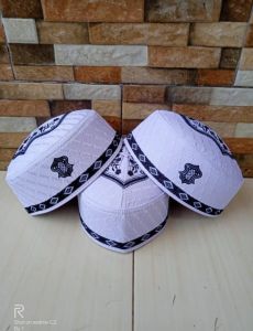 Peci Malaysia trompah motif lis warna hitam dan putih