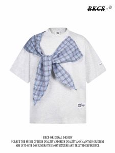 เสื้อยืดแขนสั้นลายสก็อตสไตล์อเมริกันย้อนยุคพร้อมโบว์ผีเสื้อสำหรับฤดูร้อน หลวม ลำลอง สำหรับผู้ชายและผู้หญิง คู่รัก แขนสั้น แฟชั่น