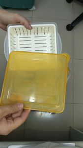 Hôp nhựa có rổ nhựa bên trong dùng hấp rau củ trong lò vi sóng 172x148cm cao 71cm 12 lít. D758